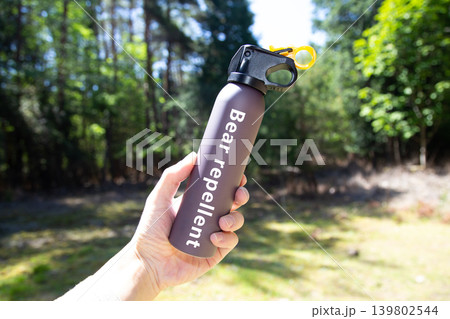 Bear repellent（熊撃退スプレー） 139802544
