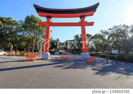 大分県の人気観光スポット宇佐神宮の朱塗りの大鳥居と参道 大分県の人気観光スポット宇佐神宮の朱塗りの大鳥居と参道 139802592