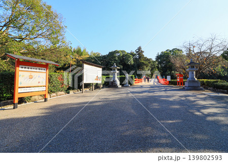 大分県の宇佐神宮寄藻川に架かる神橋と参道 大分県の宇佐神宮寄藻川に架かる神橋と参道 139802593