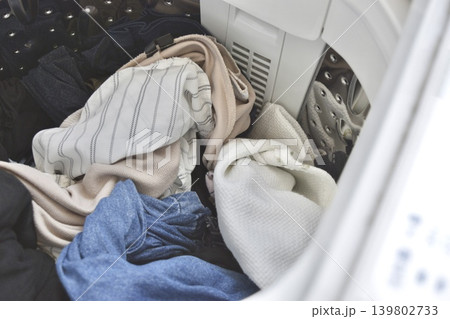 洗濯した後の衣類と洗濯機 洗濯した後の衣類と洗濯機 139802733