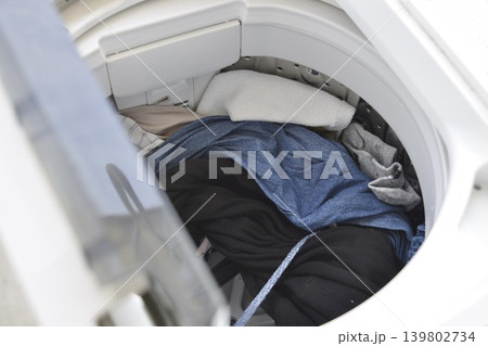 洗濯した後の衣類と洗濯機 139802734