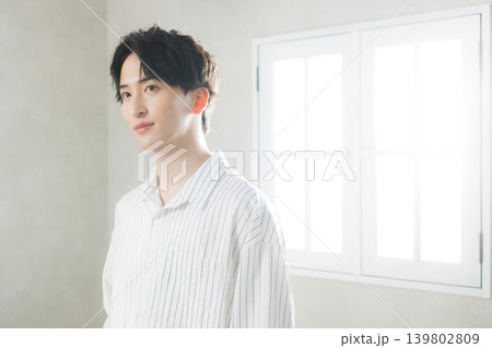 窓辺の若い男性 窓辺の若い男性 139802809