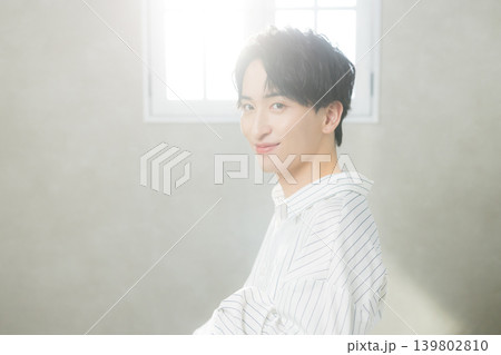 窓辺の若い男性 窓辺の若い男性 139802810