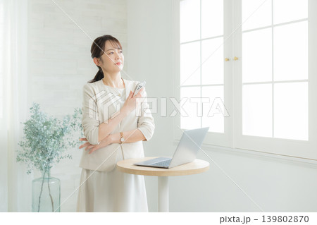 スマホを操作する笑顔の女性 139802870