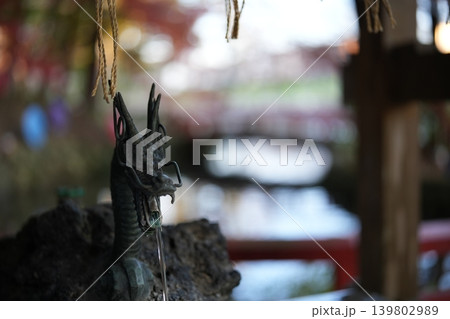 神社の手水舎に飾られた狐のオブジェ 神社の手水舎に飾られた狐のオブジェ 139802989