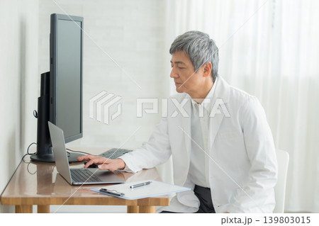 白衣を着た中年の男性 白衣を着た中年の男性 139803015