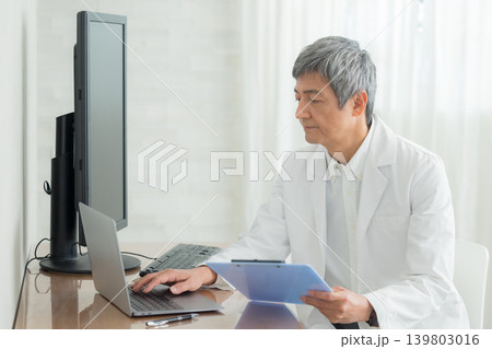白衣を着た中年の男性 139803016