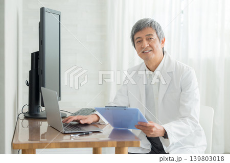 白衣を着た中年の男性 白衣を着た中年の男性 139803018