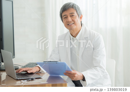 白衣を着た中年の男性 白衣を着た中年の男性 139803019