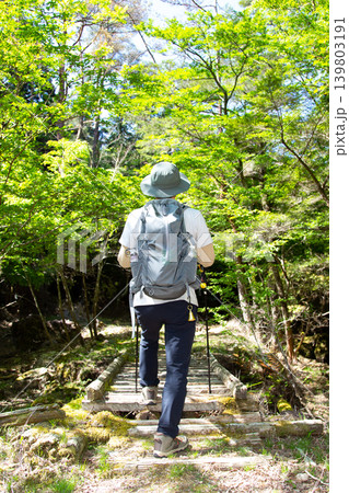 登山・ハイキングを楽しむ日本人男性 139803191
