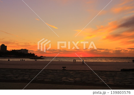白良浜海岸で見る夕焼け(南紀白浜) 白良浜海岸で見る夕焼け(南紀白浜) 139803576