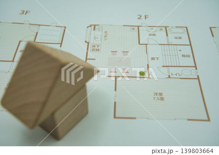 マイホームの間取り図と家型の積み木 マイホームの間取り図と家型の積み木 139803664