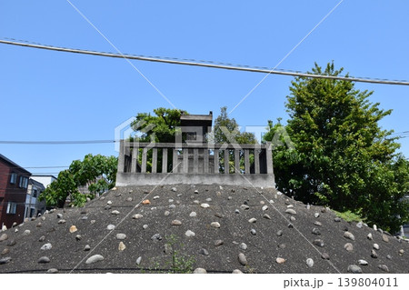 平井浅間神社の石造富士塚と鳥居 平井浅間神社の石造富士塚と鳥居 139804011