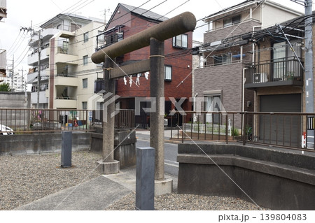 住宅街に佇む逆井の富士塚 139804083