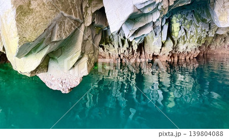 朝の日差しを受けて水面がエメラルドグリーンに輝く青の洞窟(八戸穴)〈浄土ヶ浜/岩手県宮古市〉 朝の日差しを受けて水面がエメラルドグリーンに輝く青の洞窟(八戸穴)〈浄土ヶ浜/岩手県宮古市〉 139804088