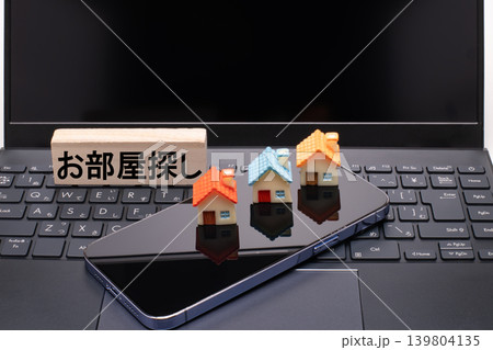 スマホもしくはパソコンで部屋探しのイメージ スマホもしくはパソコンで部屋探しのイメージ 139804135