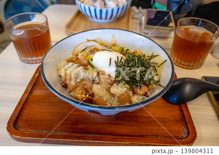 鰻丼 丼ぶり 温泉たまご 139804311