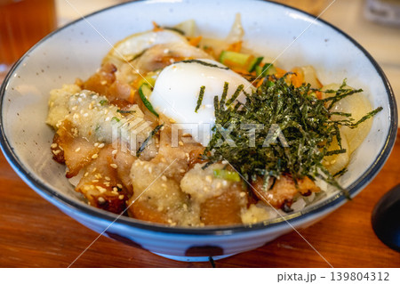 鰻丼 丼ぶり 温泉たまご 139804312
