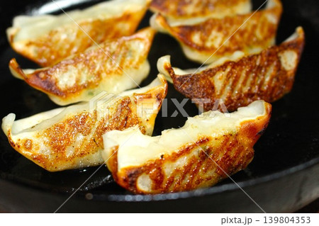鉄板餃子 鉄板餃子 139804353