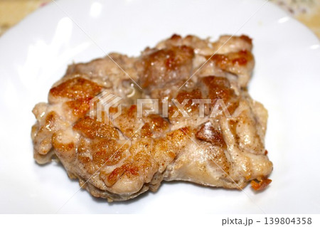 家庭的で素朴な自家製のチキンソテー 139804358