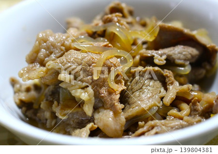牛肉と玉ねぎを甘辛いタレで煮込んだ料理 牛肉と玉ねぎを甘辛いタレで煮込んだ料理 139804381