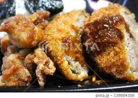 揚げたて メンチカツと鶏の唐揚げ 揚げたて メンチカツと鶏の唐揚げ 139804386