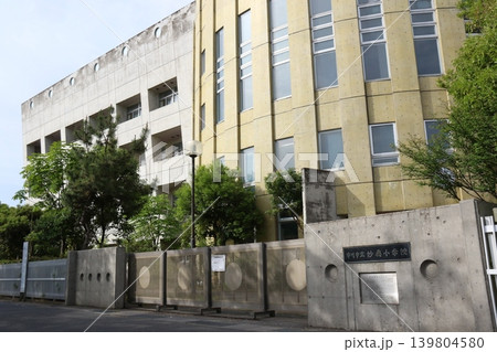 千葉県市川市にある市川市立妙典小学校の近代的な校舎と正門の風景 139804580