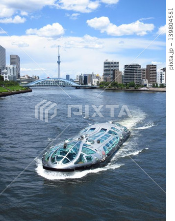 東京スカイツリーと新大橋を背景に隅田川を航行する未来型水上バス 東京スカイツリーと新大橋を背景に隅田川を航行する未来型水上バス 139804581