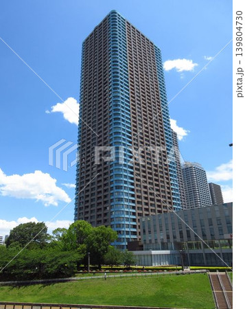東京都中央区佃のウォーターフロントにそびえ立つセンチュリーパークタワーと青空 139804730