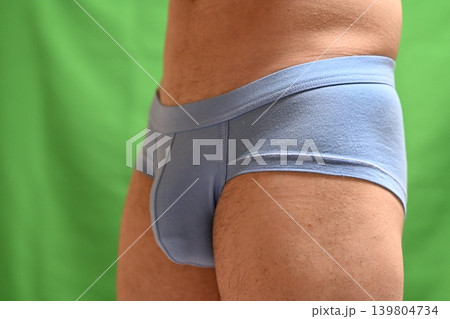 青パンツの男性 青パンツの男性 139804734