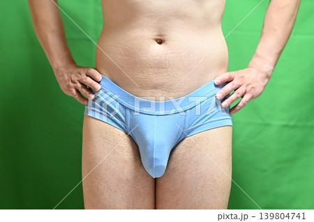 青パンツの男性 青パンツの男性 139804741
