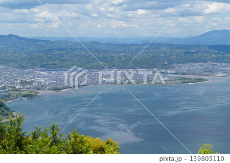 錦江湾と姶良市街地を望む鹿児島の風景 139805110