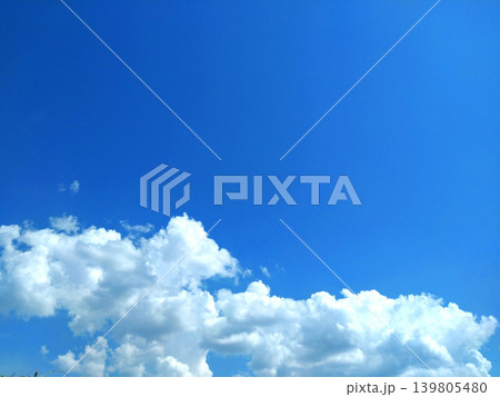 夏空に広がる白い雲と深い青空の風景 夏空に広がる白い雲と深い青空の風景 139805480