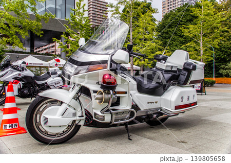 警視庁　白バイ　ゴールドウィング 139805658