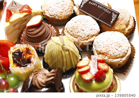 プレートの上に並べられた美味しそうなショートケーキとフルーツ プレートの上に並べられた美味しそうなショートケーキとフルーツ 139805840