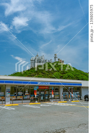 日本 コンビニと青空と兵庫のノイシュバンシュタイン城 太陽公園の白鳥城 日本 コンビニと青空と兵庫のノイシュバンシュタイン城 太陽公園の白鳥城 139805975