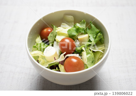 レタスとトマトとチーズのサラダ 139806022