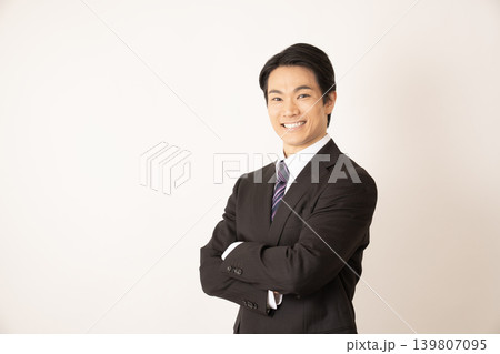腕を組んで微笑む男性 139807095