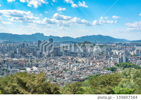 Beautiful cherry blossoms in full bloom along Seokchon Lake with city skyline background in spring, Seoul, South Korea Beautiful cherry blossoms in full bloom along Seokchon Lake with city skyline background in spring, Seoul, South Korea 139807384