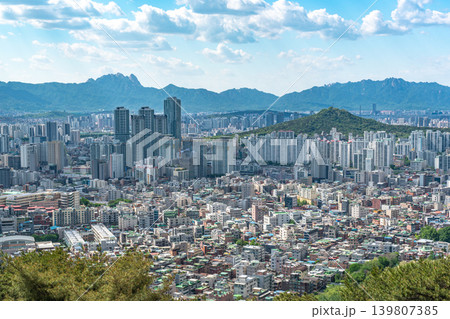 Beautiful cherry blossoms in full bloom along Seokchon Lake with city skyline background in spring, Seoul, South Korea Beautiful cherry blossoms in full bloom along Seokchon Lake with city skyline background in spring, Seoul, South Korea 139807385