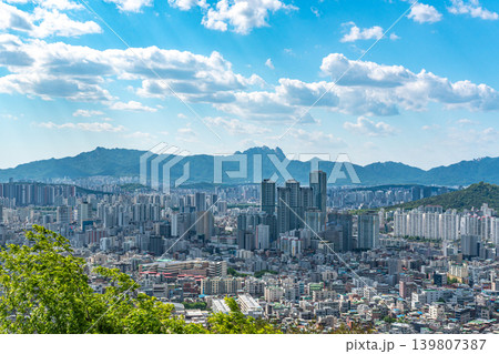 Beautiful cherry blossoms in full bloom along Seokchon Lake with city skyline background in spring, Seoul, South Korea 139807387