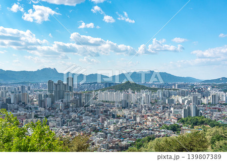 Beautiful cherry blossoms in full bloom along Seokchon Lake with city skyline background in spring, Seoul, South Korea 139807389