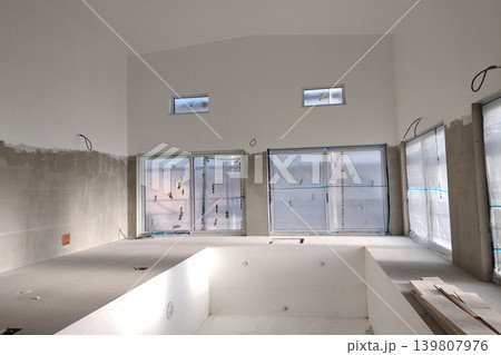 Interior of a house with big swimmig pool under renovation works. 139807976