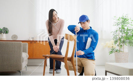 引越しをする女性と引越し業者 引越しをする女性と引越し業者 139808036