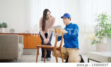 引越しをする女性と引越し業者 引越しをする女性と引越し業者 139808037