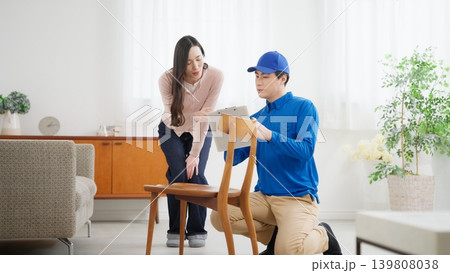 引越しをする女性と引越し業者 引越しをする女性と引越し業者 139808038