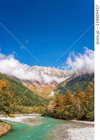 紅葉シーズンの上高地『河童橋から望む雄大な穂高連峰と美しい梓川の流れ』《長野県 松本市》 139809457
