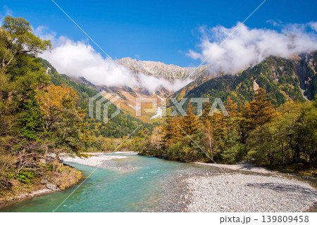 紅葉シーズンの上高地『河童橋から望む雄大な穂高連峰と美しい梓川の流れ』《長野県 松本市》 紅葉シーズンの上高地『河童橋から望む雄大な穂高連峰と美しい梓川の流れ』《長野県 松本市》 139809458