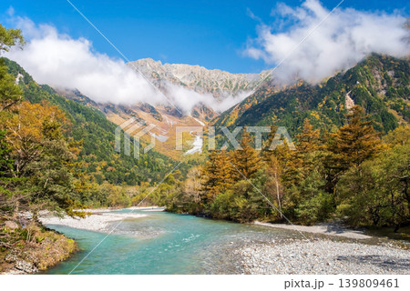 紅葉シーズンの上高地『河童橋から望む雄大な穂高連峰と美しい梓川の流れ』《長野県 松本市》 紅葉シーズンの上高地『河童橋から望む雄大な穂高連峰と美しい梓川の流れ』《長野県 松本市》 139809461