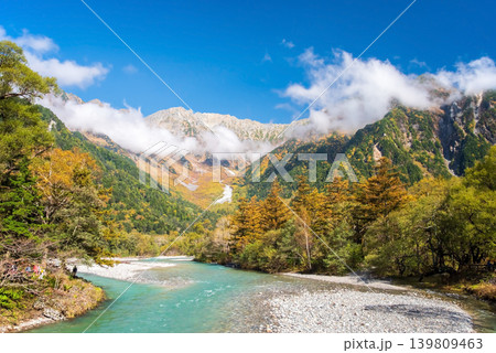 紅葉シーズンの上高地『河童橋から望む雄大な穂高連峰と美しい梓川の流れ』《長野県 松本市》 紅葉シーズンの上高地『河童橋から望む雄大な穂高連峰と美しい梓川の流れ』《長野県 松本市》 139809463
